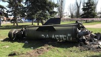 Sisa-sisa rudal berukuran besar tergeletak di kawasan stasiun kereta api di Kramatorsk, Ukraina pada Jumat (8/4/2022). (STR/Reuters)