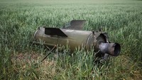 Sisa-sisa rudal balistik Tochka-U Rusia juga terlihat di ladang gandum wilayah Donetsk, Ukraina pada Rabu (8/6/2022). (Gleb Garanich)