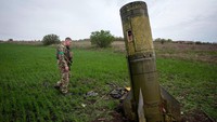 Rudal balistik Tochka U Rusia ditemukan dalam posisi menancap di ladang wilayah Kharkiv, Ukraina pada Sabtu (23/4/2022). (Press service of the Ukrainian Ground Forces/Reuters).