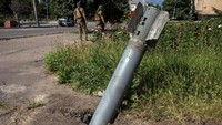 Ada juga roket yang gagal meledak tertancap di jalanan wilayah Luhansk, Ukraina pada Jumat (10/6/2022). (Oleksandr Ratushniak/Reuters).