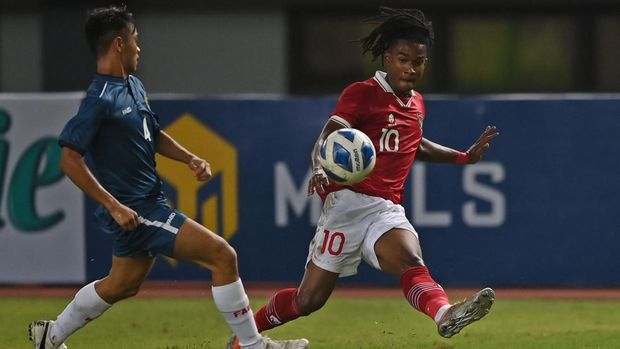 Pesepak bola Tim Nasional Indonesia U-19 Ronaldo Kwateh (kanan) berebut bola dengan pesepak bola Tim Nasional Brunei Darussalam U-19 Maverick Lim (kiri) dalam laga penyisihan Grup A Piala AFF U-19 2022 di Stadion Patriot Candrabhaga, Bekasi, Jawa Barat, Senin (4/7/2022). ANTARA FOTO/Aditya Pradana Putra/wsj.