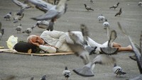 Arab Saudi diperkirakan akan menerima satu juta umat Islam untuk melakukan ibadah haji yang akan dimulai pada 7 Juli mendatang. Di antara ribuan jemaah yang sudah tiba, ada sejumlah jemaah haji yang tampak tidur di jalan.