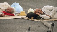Tidak dijelaskan mengapa para jemaah haji ini memilih tidur di jalan luar kawasan Masjidil Haram.