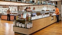 Karyawan TripAdvisor di Massachusetts bisa menyantap makanan di kantin bergaya prasmanan ini. Kantin itu juga menyediakan fasilitas bar yogurt dan meja sandwich yang bisa diambil kapan saja. Foto: ndailynews.com