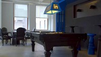 Kantin kantor Linkedin di New York tak kalah keren! Selain menyediakan makanan, kantin ini juga menyediakan tempat bersantai dengan sofa yang berjejer. Ada juga meja billiard untuk para karyawan. Foto: ndailynews.com