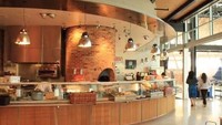 Kantin yang disediakan oleh kantor Pixar Animation Studios di California sangat cocok bagi para pekerja muda. Kantin ini memiliki ruang terbuka yang besar dan menawarkan hidangan makanan yang menakjubkan. Foto: ndailynews.com