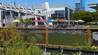 Kantor Google di Mountain View, California pastinya memiliki kantin yang menawan! Disini ada lebih dari 35 kantin yang menyajikan makanan fresh yang baru dimasak. Foto: ndailynews.com