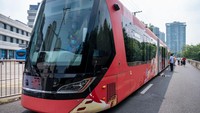 Hal lain yang mengejutkan dari kereta pintar tanpa rel ini adalah memiliki ban karet dan lingkaran putar kecil, setara dengan radius putar bus 12 meter.