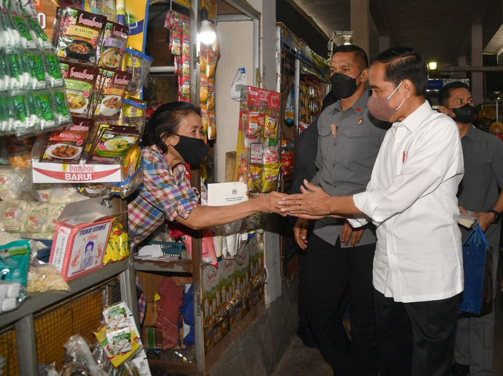 Presiden Joko Widodo dan Ibu Iriana Joko Widodo mengunjungi Pasar Peterongan, Kota Semarang, Provinsi Jawa Tengah, pada hari Selasa, 5 Juli 2022. Tiba sekira pukul 12.30 WIB, kehadiran Presiden dan Ibu Iriana disambut antusias oleh masyarakat yang berada pasar tersebut. (Foto: Rusman - Biro Pers Sekretariat Presiden)