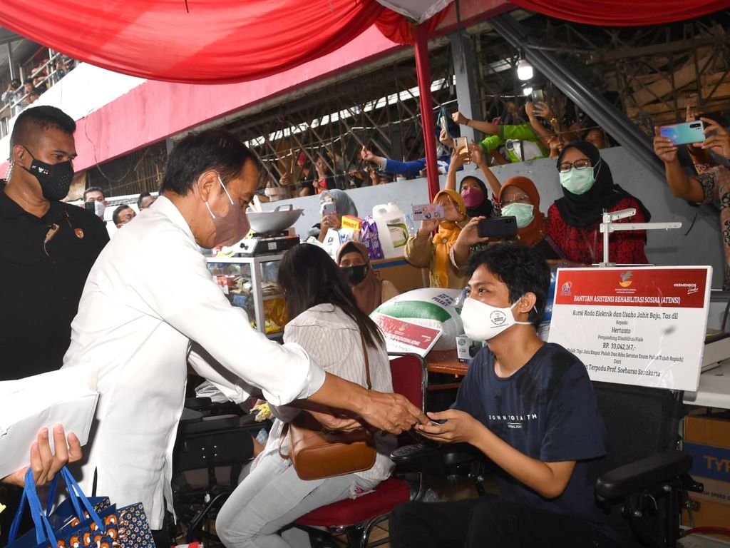 Presiden Joko Widodo dan Ibu Iriana Joko Widodo mengunjungi Pasar Peterongan, Kota Semarang, Provinsi Jawa Tengah, pada hari Selasa, 5 Juli 2022. Tiba sekira pukul 12.30 WIB, kehadiran Presiden dan Ibu Iriana disambut antusias oleh masyarakat yang berada pasar tersebut. (Foto: Rusman - Biro Pers Sekretariat Presiden)