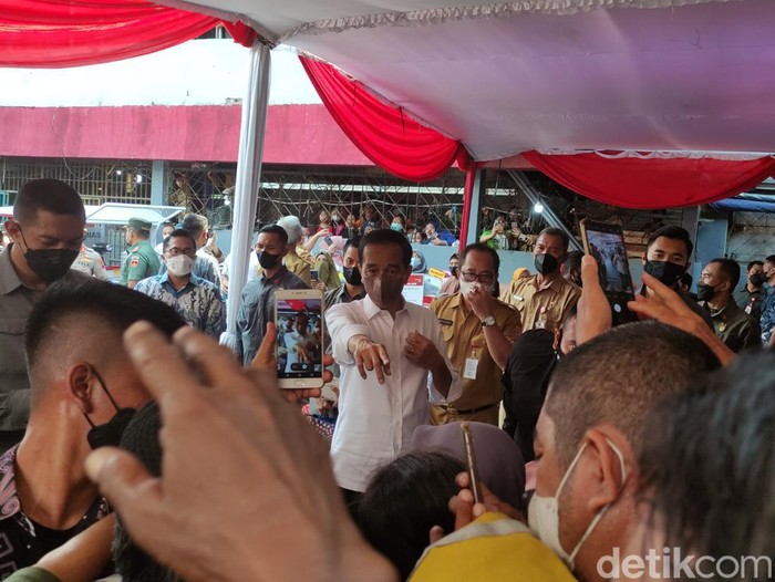 Presiden Jokowi di Pasar Peterongan Semarang, Selasa (15/7/2022).