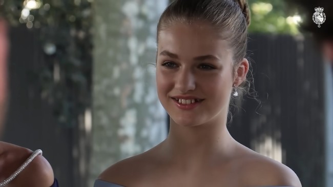 Sebelumnya dalam Kerajaan Spanyol, posisi pemimpin tahta hanya diperuntukkan untuk lelaki tapi karena Raja Felipe hanya memiliki anak perempuan, aturan itu pun diubah.Foto: YouTube @casarealtv