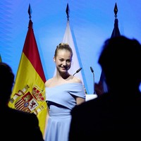 Untuk pertama kalinya, penghargaan-penghargaan ini jatuh pada lima wanita. Adikku Sofia dan aku telah melihat semua proyek kalian dan kami sangat terkesan juga merasa bersyukur, lanjut sang putri yang juga diberi julukan Princess of Girona itu.Foto: Getty Images