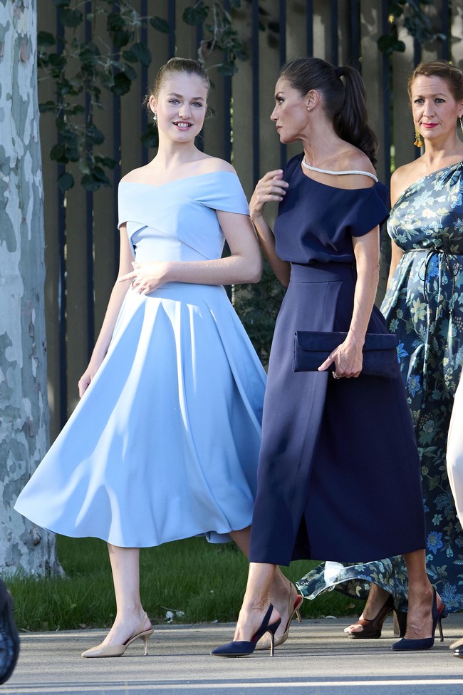 Dalam kesempatan itu, ia mengenakan dress biru muda berpotongan A-line. Dipadukan high heels dan gaya rambut konde yang klasik, ia benar-benar seperti seorang putri dari negeri dongeng.Foto: Getty Images