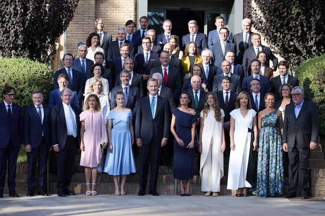 Dalam kesempatan itu Princess Leonor yang berusia 16 tahun juga mencuri atensi karena memberikan pidatonya dalam ajang penghargaan untuk para pemuda di bidang sains tersebut. Foto: Getty Images