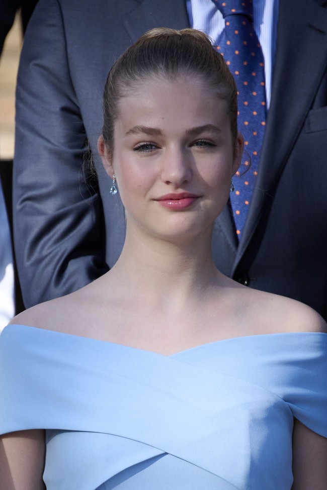 Princess Leonor pun tampak tak menerapkan terlalu banyak makeup. Ia terlihat segar dengan aksentuasi lipstik pink dan makeup mata natural.Foto: Getty Images