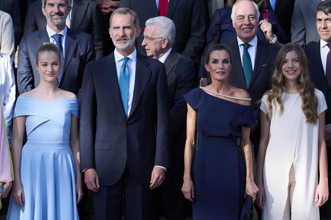 Remaja ini ada dalam posisi pertama garis suksesi tahta Kerajaan Spanyol yang berarti Putri Leonor dari Asturias itu adalah calon ratu. Sebelumnya tahta tertinggi hanya diperuntukkan untuk lelaki tapi karena Raja Felipe hanya memiliki anak perempuan, aturan itu pun diubah.Foto: Getty Images