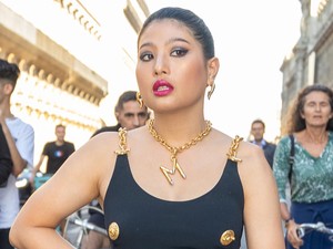 Gaya Berani Putri Thailand di Paris Fashion Week, Pakai Gaun Berputing Emas