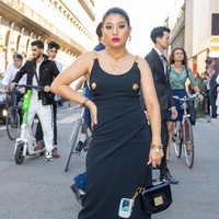 Baru-baru ini, Putri Sirivannavari Nariratana memenuhi undangan pameran Shocking! The Surrealist Worlds Of Elsa Schiaparelli di Musee Des Arts Decoratifs yang digelar dalam rangkaian Haute Couture Paris Fashion Week. Sebuah gaun hitam Schiaparelli seharga 4.800 pound sterling atau sekitar Rp 86,8 juta menjadi pilihan bangsawan 35 tahun itu. Gaun tersebut hadir dengan strap rantai emas. Dekorasi berupa sepasang puting emas tampak menghiasi bagian dada gaun. (Foto: WireImage/Marc Piasecki)