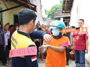 Pembunuhan Pensiunan RRI Madiun Direkonstruksi, 20 Adegan Diperagakan