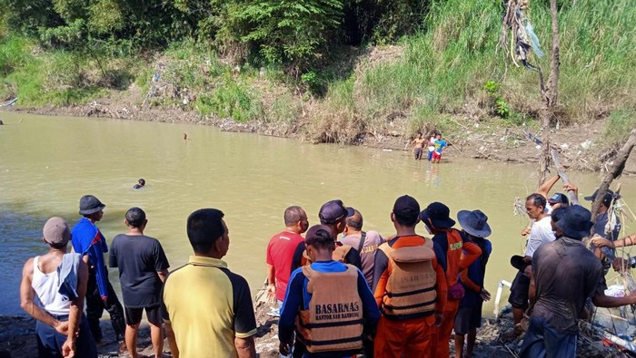 Proses pencarian remaja tenggelam di Sungai Cimanis CIrebon