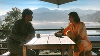Menikmati glamping di Bali, Hesti tak melewatkan momen berduaan dengan sang suami. Mereka menikmati kopi hangat dengan pemandangan keren.