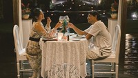 Pasangan romantis ini merayakan hari jadi pernikahan mereka dengan makan malam intimate. Suasananya romantis ya?