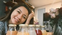 Mungkin ini ya rahasia awet muda Hesti di usia 39 tahun? Sehabis bangun tidur, ia langsung mengonsumsi jus buah segar.