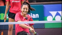 Hesti tampak percaya diri saat berlaga di lapangan bulu tangkis. Dirinya secara khusus belajar meningkatkan kemampuannya bermain bulu tangkis.