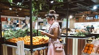 Hesti bilang ingin tampil maksimal saat belanja. Karenanya saat ke supermarket, ia nekat pakai gaun cantik warna pink!