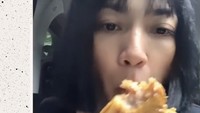 Selain sebagai artis, Hesti adalah pemilik bisnis kuliner Mie Redho. Di video ini ia sedang menikmati menu jualannya di dalam mobil.