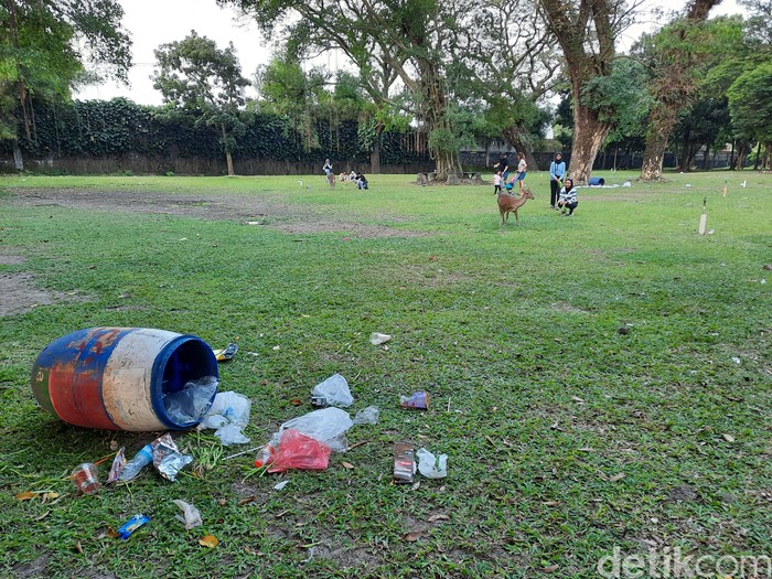 Sampah berserakan di Taman Balekambang