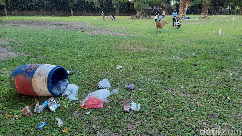 Sampah berserakan di Taman Balekambang