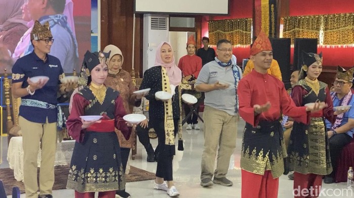 Sandiaga Uno saat menari piring