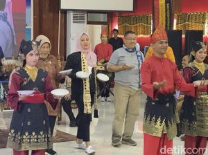 Ikut Menari Piring, Sandiaga Uno: Lebih Mudah Dibanding Politik