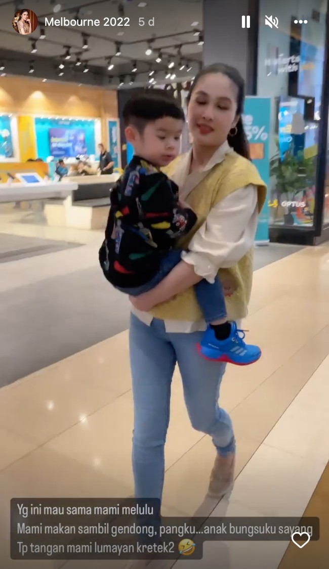 Melalui unggahan di Instagram Story miliknya, Sandra terlihat begitu menyayangi sang anak. Sambil berjalan-jalan, Sandra tampak menggendong anaknya. Foto: Instagram/@sandradewi88