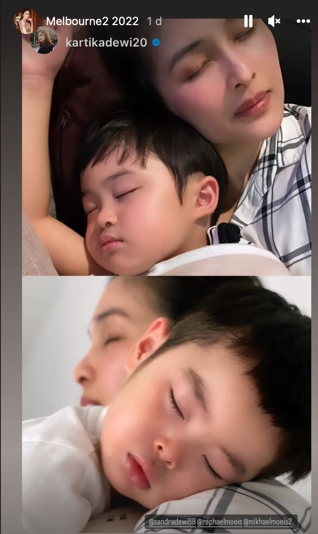 Tak hanya momong anak saat berjalan-jalan, Sandra pun menemani keduanya saat tidur. Sejak menikah dengan Harvey Moeis, Sandra Dewi telah dikaruniai 2 orang putra yang diberi nama Raphael Moies dan Mikhael Moeis. Foto: Instagram/@sandradewi88