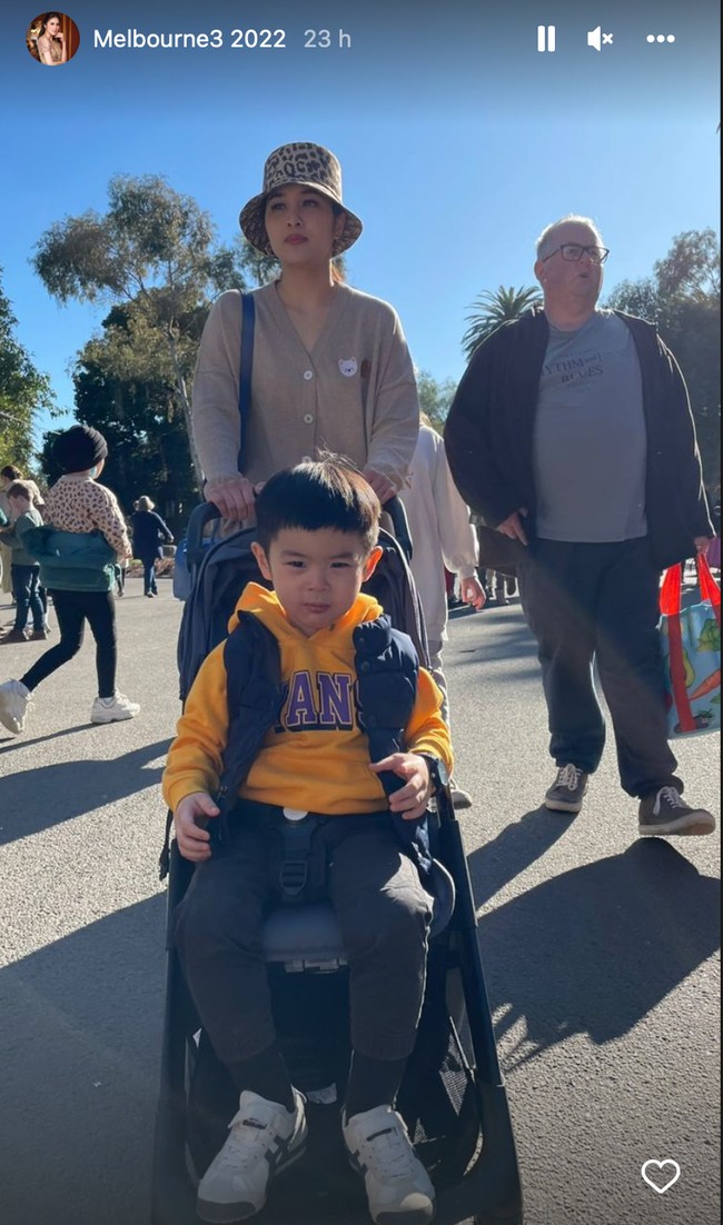 Saat mengunjungi tempat wisata di Australia, Sandra sendiri yang terlihat mendorong stroller sang anak. Walaupun sudah memiliki 2 orang putra, namun penampilan Sandra Dewi masih begitu mempesona. Foto: Instagram/@sandradewi88