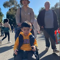 Saat mengunjungi tempat wisata di Australia, Sandra sendiri yang terlihat mendorong stroller sang anak. Walaupun sudah memiliki 2 orang putra, namun penampilan Sandra Dewi masih begitu mempesona. Foto: Instagram/@sandradewi88