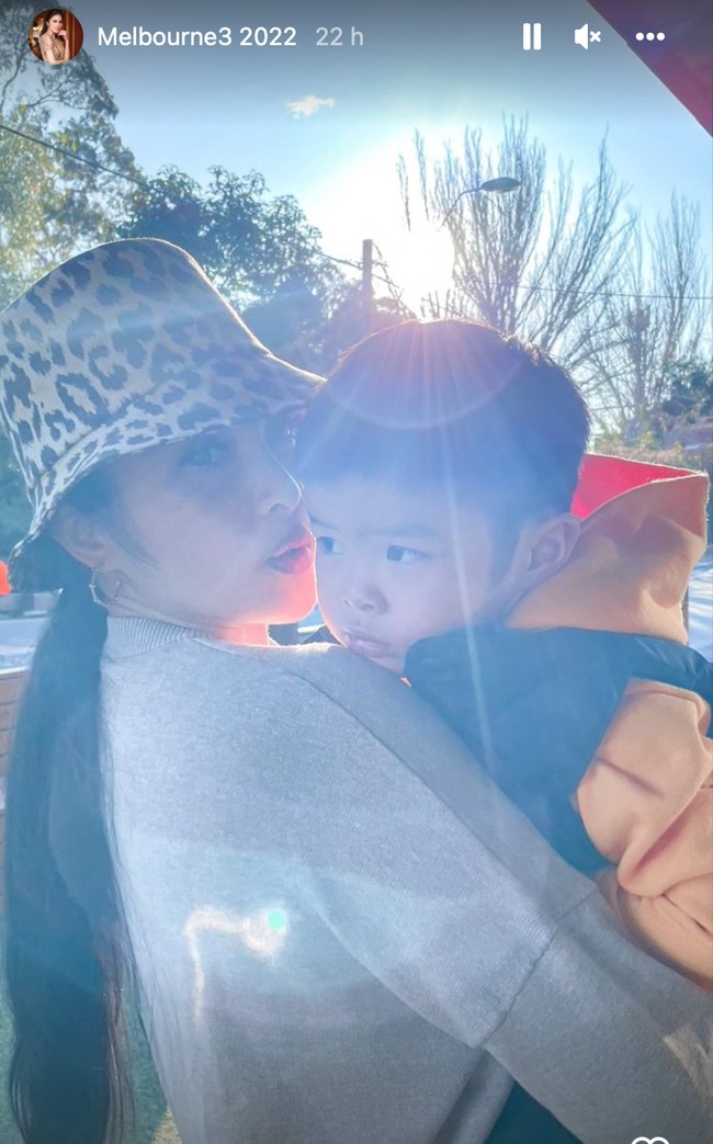 Kepergian Sandra Dewi bersama suami, anak, ibu serta mertuanya ke Australia juga bertujuan untuk mengunjungi keluarga Harvey Moeis yang ada di sana.  Foto: Instagram/@sandradewi88