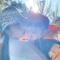 Kepergian Sandra Dewi bersama suami, anak, ibu serta mertuanya ke Australia juga bertujuan untuk mengunjungi keluarga Harvey Moeis yang ada di sana.  Foto: Instagram/@sandradewi88