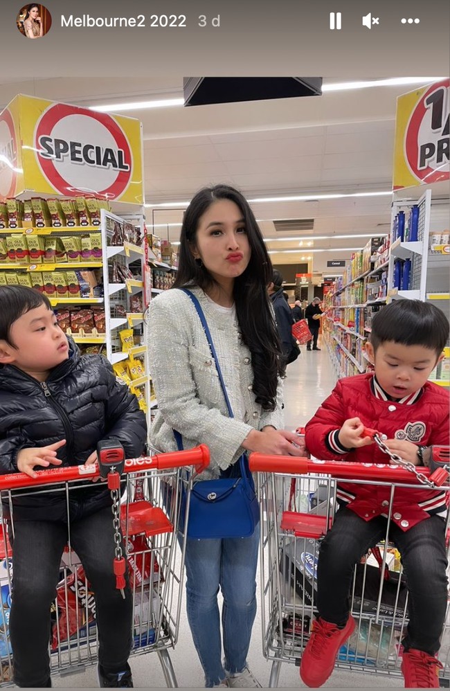 Liburan bersama kedua putranya yang masih kecil, Sandra Dewi tampak sigap saat harus mengawasi dan menjaga sang anak. Begini pose Sandra Dewi bersama kedua anaknya. Foto: Instagram/@sandradewi88
