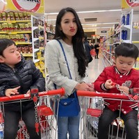 Liburan bersama kedua putranya yang masih kecil, Sandra Dewi tampak sigap saat harus mengawasi dan menjaga sang anak. Begini pose Sandra Dewi bersama kedua anaknya. Foto: Instagram/@sandradewi88