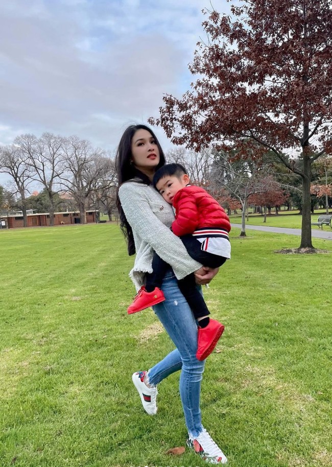 Bertubuh langsing dan berparas cantik, penampilan Sandra Dewi saat momong anak selama di Melbourne, Australia pun curi atensi. Ibu dua anak itu tetap tampil modis dan mempesona. Foto: Instagram/@sandradewi88