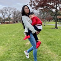 Bertubuh langsing dan berparas cantik, penampilan Sandra Dewi saat momong anak selama di Melbourne, Australia pun curi atensi. Ibu dua anak itu tetap tampil modis dan mempesona. Foto: Instagram/@sandradewi88
