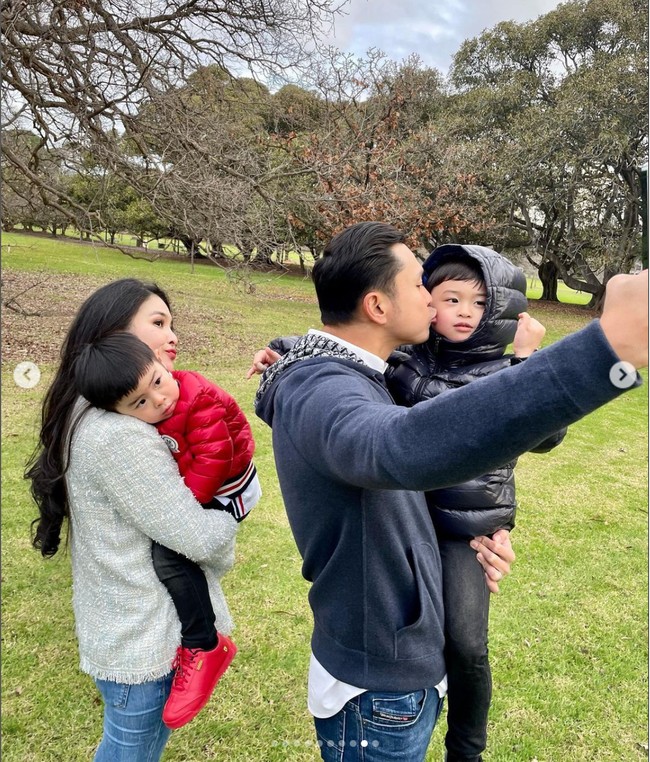 Tak hanya sendirian, sang suami, Harvey Moeis juga tampak membantu Sandra Dewi untuk momong kedua anak mereka. Begini potret keempatnya saaat berpose bersama. Foto: Instagram/@sandradewi88