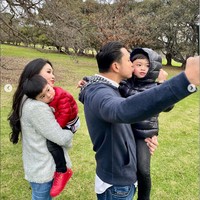 Tak hanya sendirian, sang suami, Harvey Moeis juga tampak membantu Sandra Dewi untuk momong kedua anak mereka. Begini potret keempatnya saaat berpose bersama. Foto: Instagram/@sandradewi88
