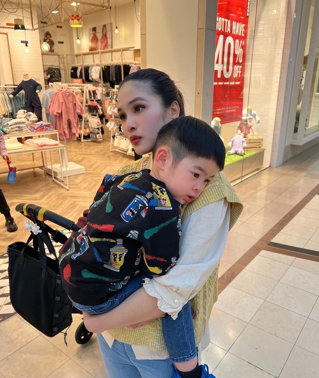 Sandra Dewi bersama keluarga kecilnya beberapa waktu lalu bertolak ke Melbourne, Australia untuk menghabiskan waktu liburannya. Sebagai seorang ibu, Sandra Dewi pun tampak momong sang anak selama di sana. Foto: Instagram/@sandradewi88