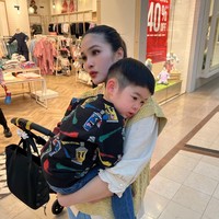 Sandra Dewi bersama keluarga kecilnya beberapa waktu lalu bertolak ke Melbourne, Australia untuk menghabiskan waktu liburannya. Sebagai seorang ibu, Sandra Dewi pun tampak momong sang anak selama di sana. Foto: Instagram/@sandradewi88