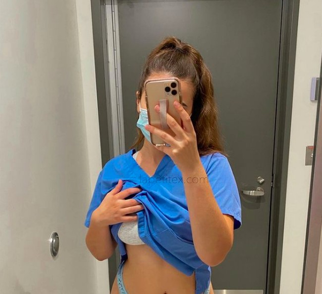 Seperti potretnya ini. Lexie mengenakan baju perawat. Namun dia memberikan kesan sensual, dengan mengangkat seragamnya tersebut sehingga memperlihatkan branya. do you like bathroom selfies? ” begitu keterangan fotonya. Foto: dok. Instagram/@lapetitexx